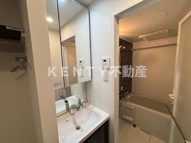 洗面設備　独立洗面化粧台が付いています