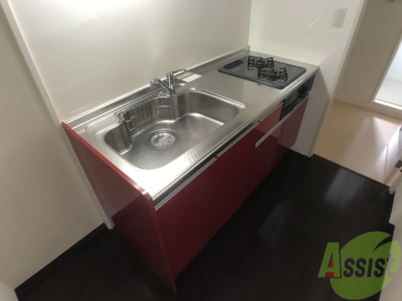 キッチン　システムキッチンとなっており、コンロは設置されています。