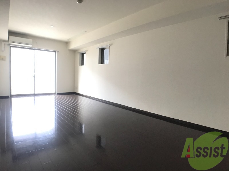 居室・リビング　陽当たりが良く、とても奥行きのあるリビングです。