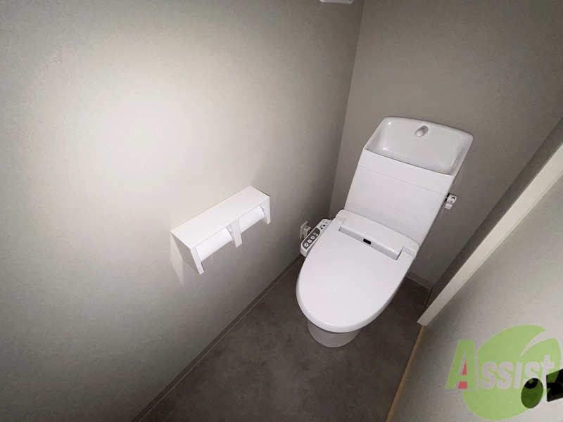 トイレ　温水洗浄便座です。清潔感、広さともに問題無しです。