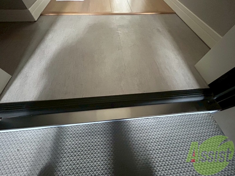 玄関　シンプルな玄関です。立ち回るのに十分なスペースがあります。