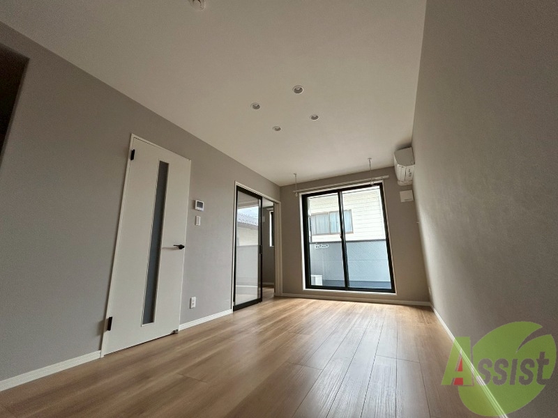 居室・リビング　８．３帖のＬＤＫ。明るく開放的な雰囲気のお部屋です。