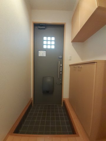 玄関　※同タイプの部屋写真です