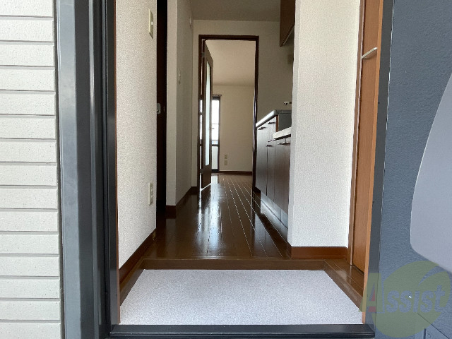 玄関　玄関から撮影しました。敷居が高くなくて安心ですね。