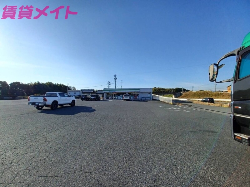 コンビニ　ファミリーマート鈴鹿小田店（コンビニ）まで859m