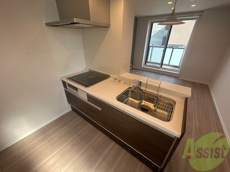 キッチン　人気の対面キッチンでＩＨ３口付システムキッチンです。