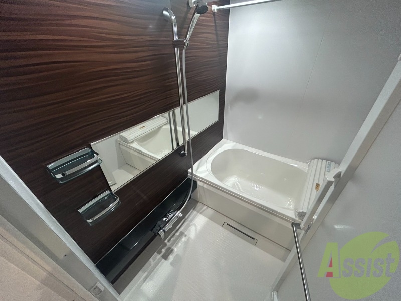 バス・シャワールーム　おしゃれなアクセントパネルで広々としたバスルームです。