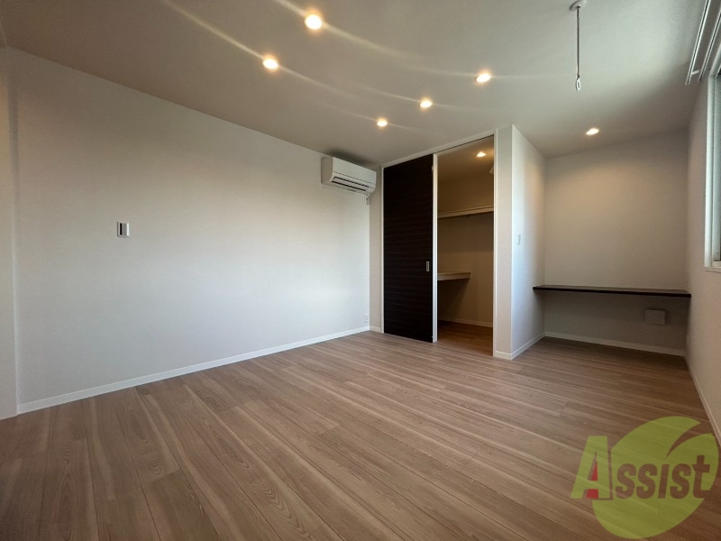 その他部屋・スペース　９．２帖の洋室になります。エアコン・照明付になります。