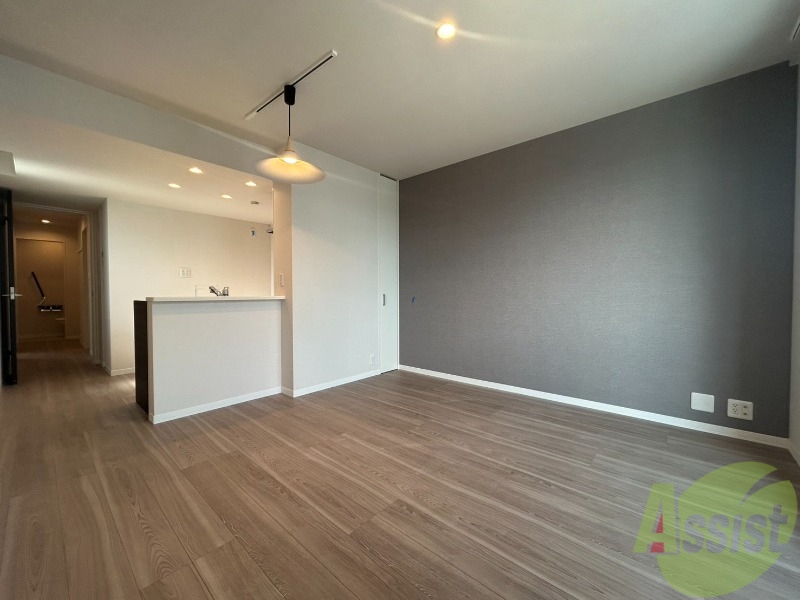 居室・リビング　アクセントクロスでおしゃれなリビングです。（照明付）