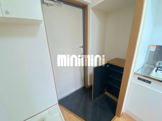 玄関　下駄箱付きの玄関です。