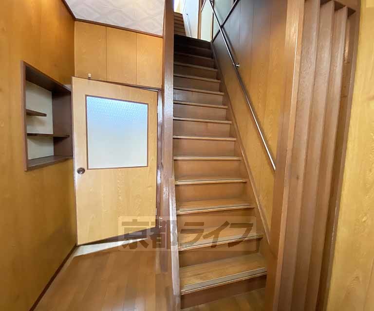 その他部屋・スペース　手摺付きの階段です