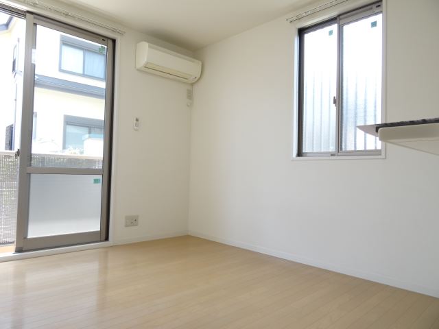 居室・リビング　角部屋窓もあります。