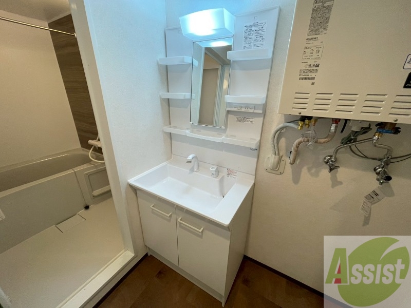 洗面設備　大きくて使いやすそうな独立洗面台になっています。