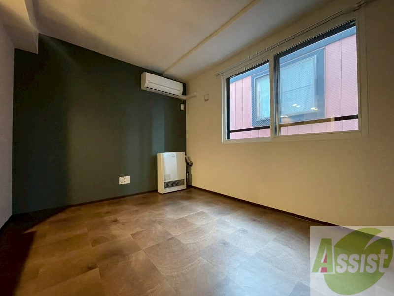 居室・リビング　フローリングや壁の色がお洒落な印象のリビングです。