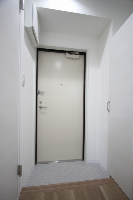玄関　同物件別号室の写真