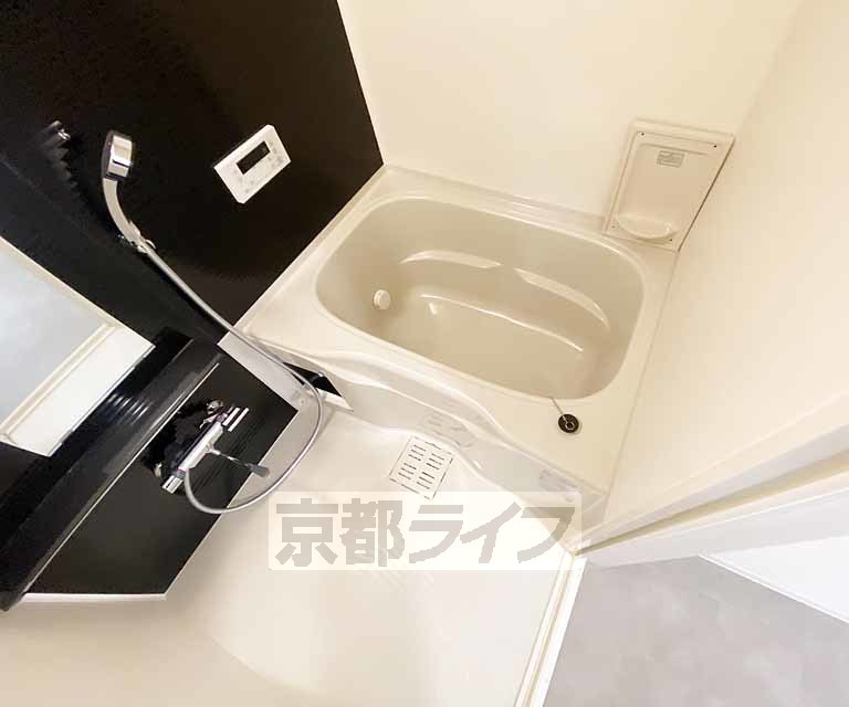 バス・シャワールーム　鏡のある便利なお風呂