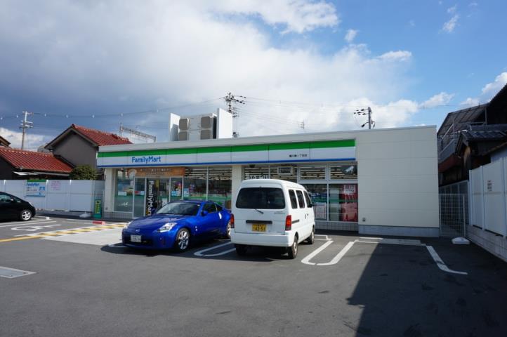 コンビニ　ファミリーマート（コンビニ）まで973m