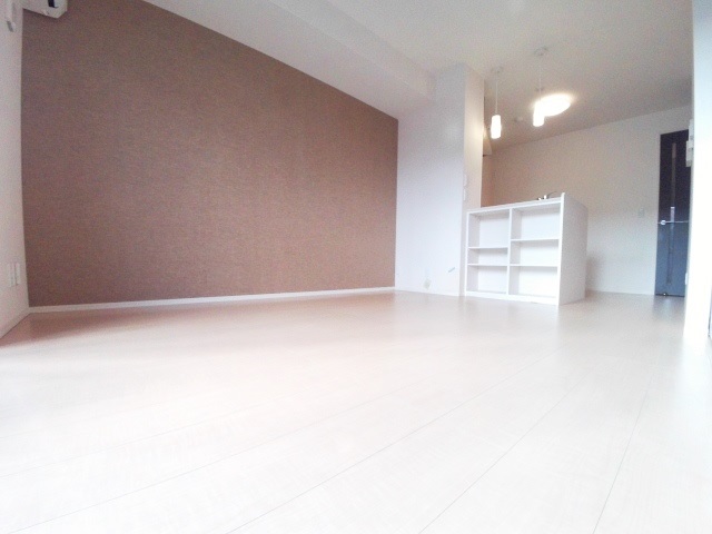 居室・リビング　ソファーなども置いて頂けるゆったり10帖のＬＤＫ