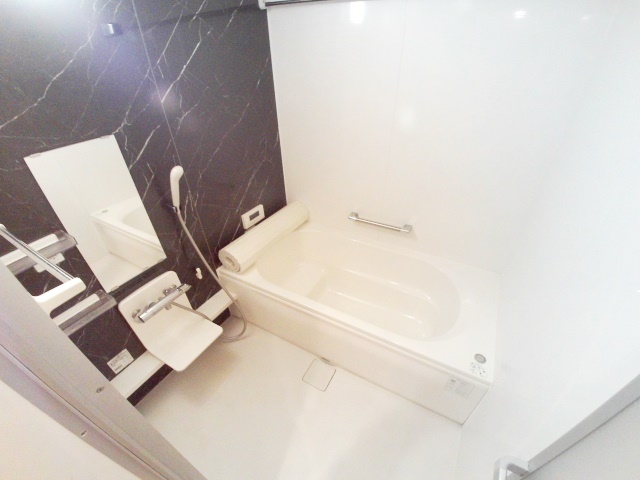 バス・シャワールーム　追炊き機能付き、足を伸ばしてゆっくり寛げる広くて綺麗な浴室