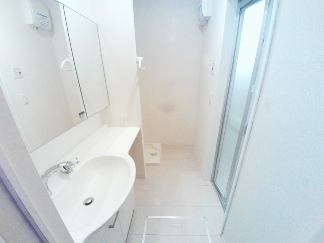 洗面設備　洗面脱衣所にはドレッサーとしても利用出来る洗面台付き