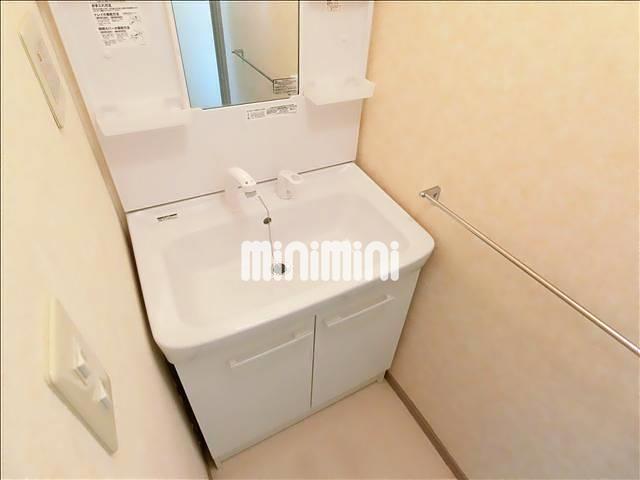 洗面設備　朝の身支度もスムーズにできる独立洗面台です。
