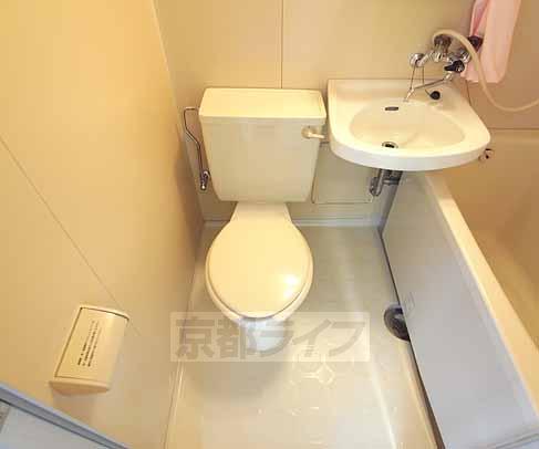 トイレ　ユニットバスなのでトイレ掃除が楽です。