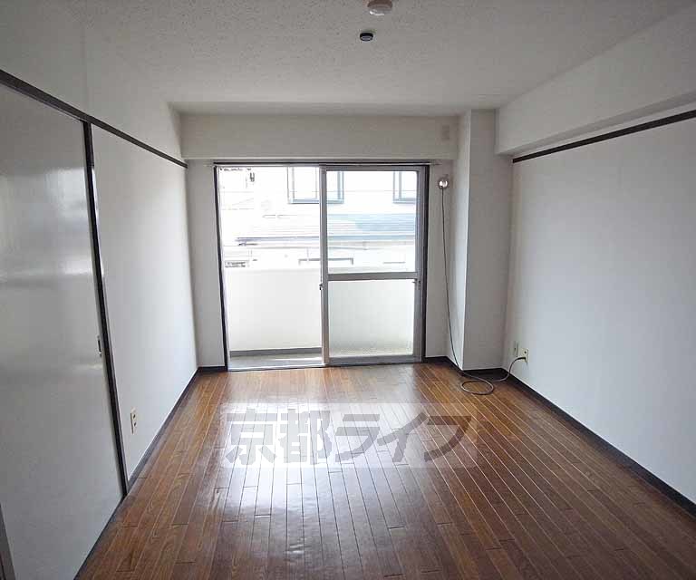 居室・リビング　洋室にすっきりチェンジされています。