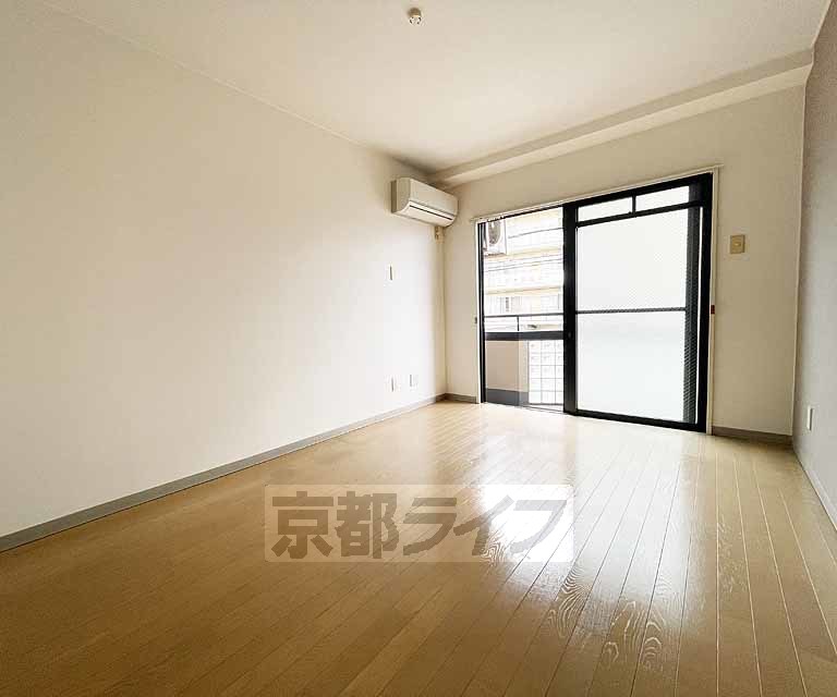 居室・リビング　落ち着いた雰囲気のお部屋です