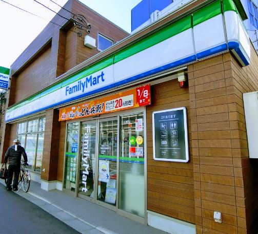 コンビニ　ファミリーマート駒沢大学駅前店（コンビニ）まで366m