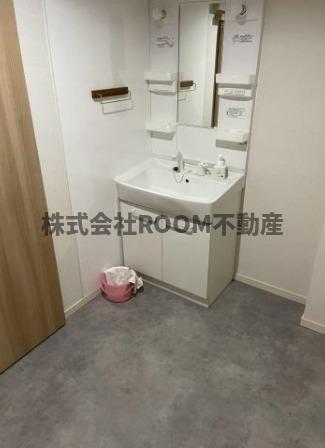 洗面設備　明るい洗面所です