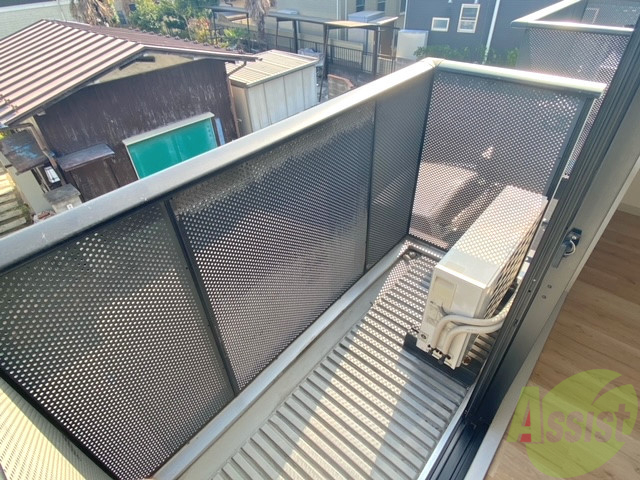 バルコニー　バルコニーつきのお部屋なので、晴れた日にはお布団が干せます。