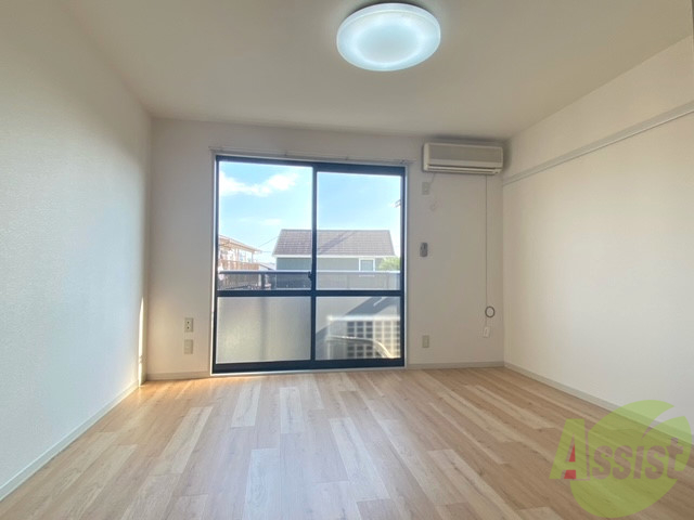 居室・リビング　陽の光が差し込むお部屋なので朝はスッキリ起きれますよ。