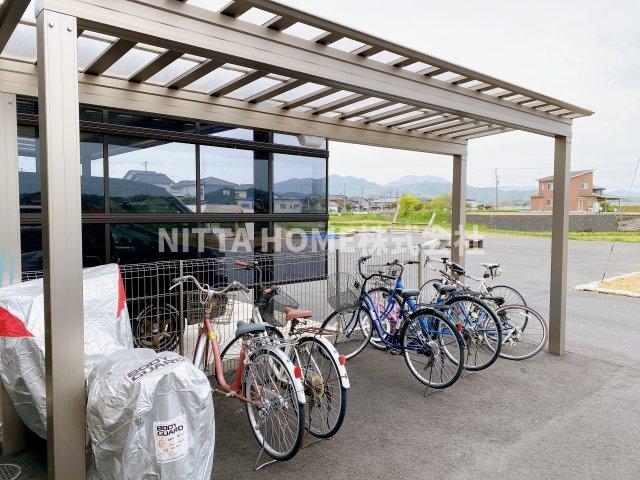 その他共有部分　屋根付きの駐輪場は無料です★