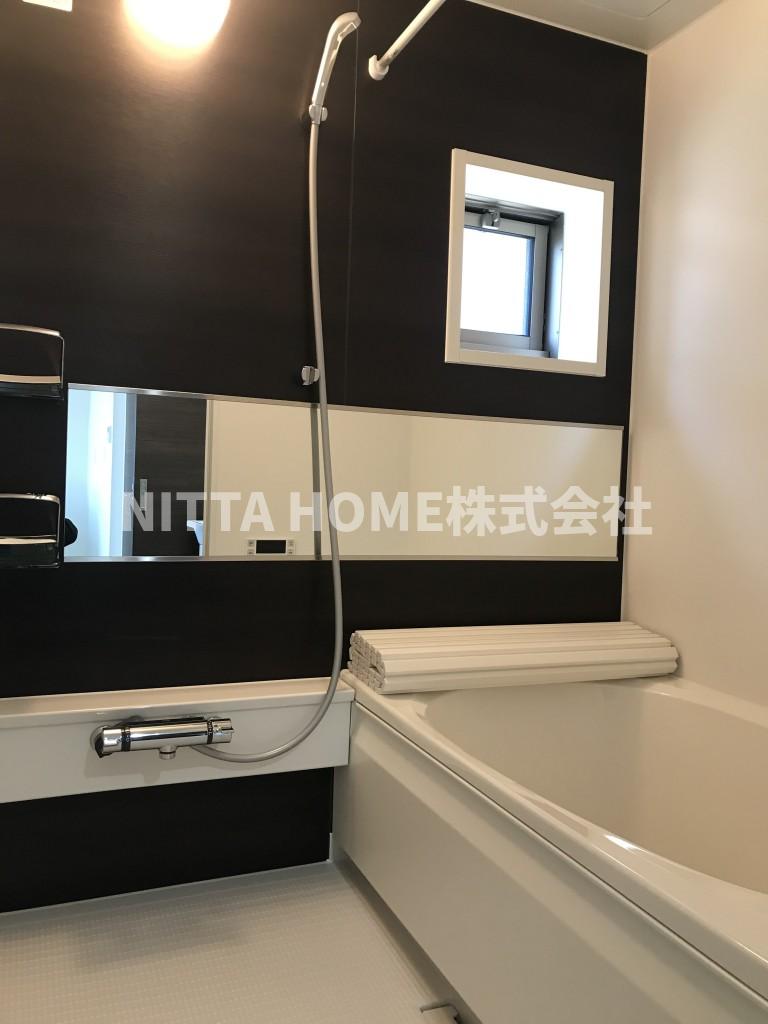 バス・シャワールーム　小窓付きで解放感のある浴室です◇