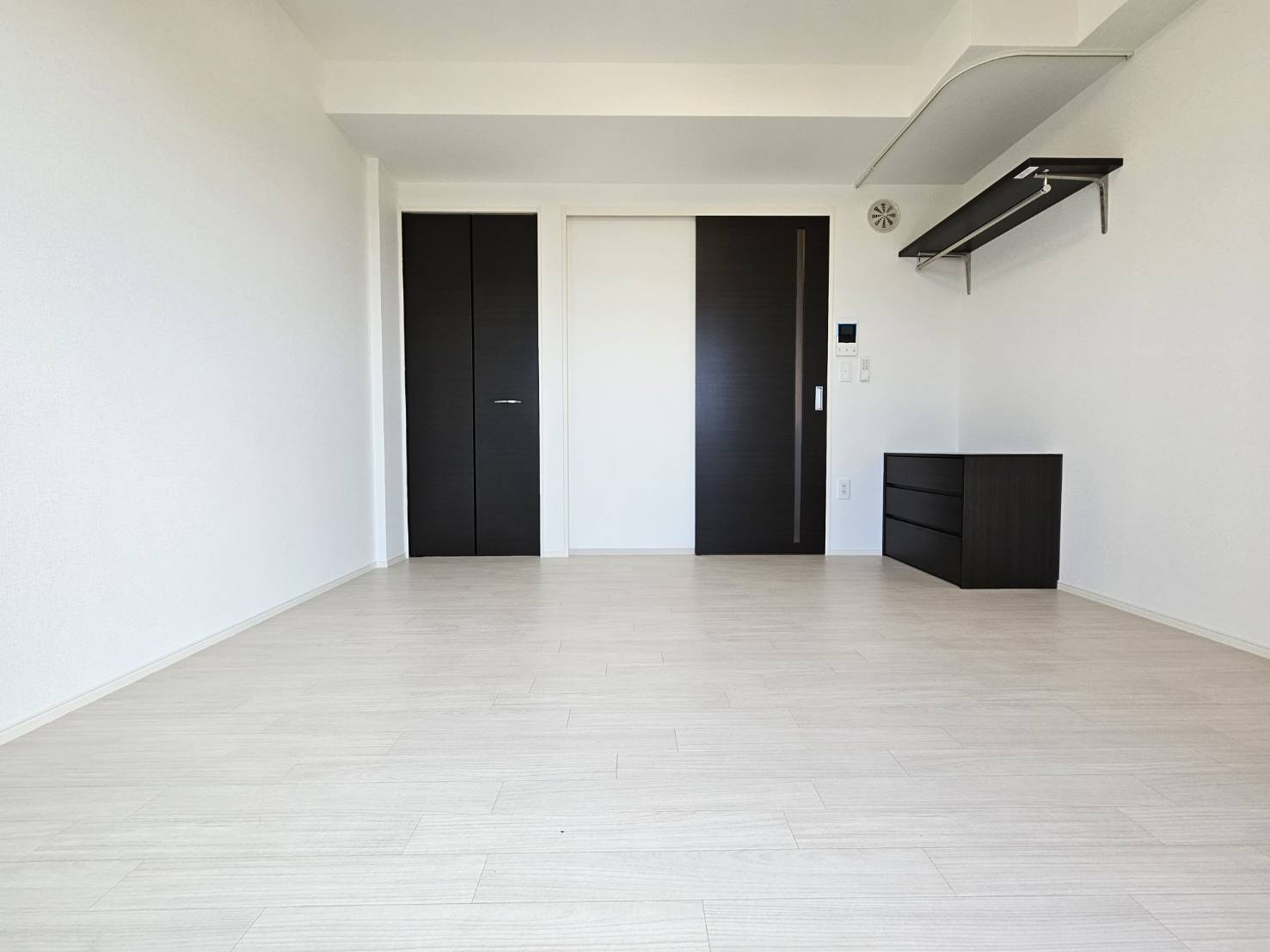 居室・リビング　白基調の洋室。