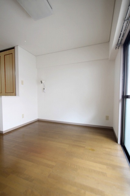 居室・リビング　同物件別号室