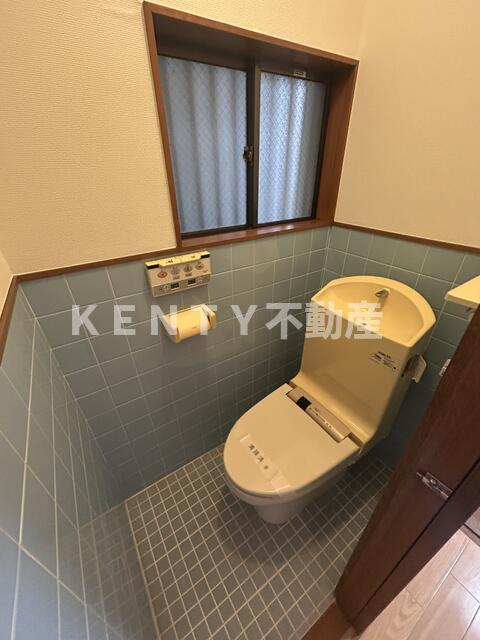 トイレ　落ち着いた色調のトイレです