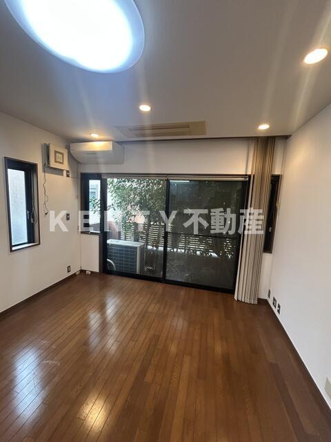 その他部屋・スペース　落ち着いた色調の寝室です