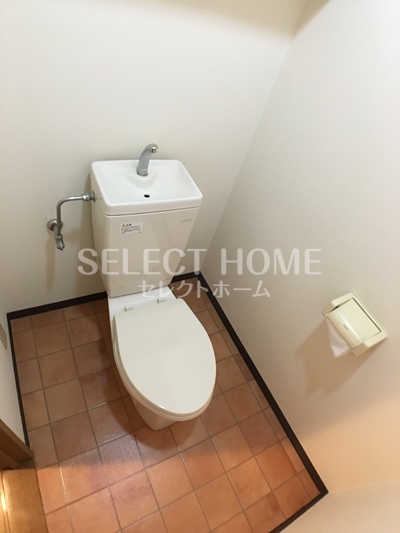 トイレ　落ち着いた色調のトイレです