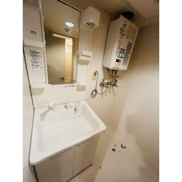 洗面設備　使いやすい独立洗面台です