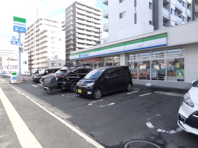 コンビニ　ファミリーマート二十人町店（コンビニ）まで300m