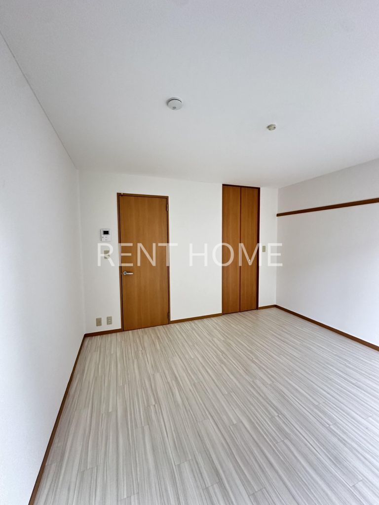 居室・リビング　洋室8帖と広めで２面斜光の明るいお部屋です。