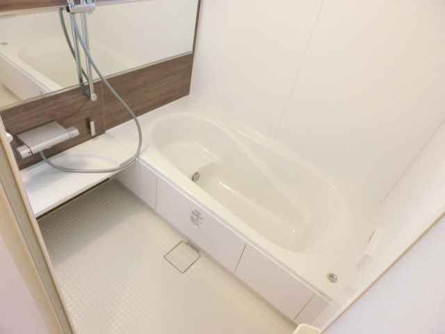 バス・シャワールーム　清潔感のあるバスルームです。