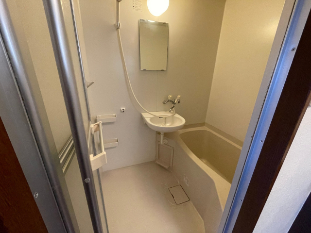 バス・シャワールーム　ゆったりとしたバスルームです