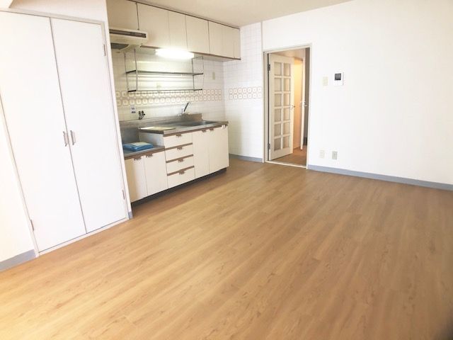 居室・リビング　ソファーなども置ける約9帖の広いLDK