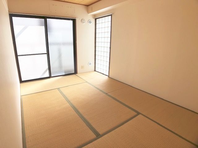 その他　南向きの2面採光で日当り良好、6帖の和室