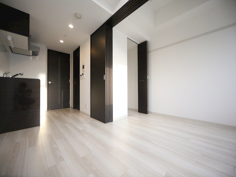 居室・リビング　ＤＫ6.8帖　洋室3.6帖　つなげても使えます　同仕様写真