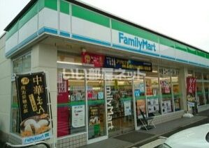 コンビニ　ファミリーマート和歌山雄松町店（コンビニ）まで766m