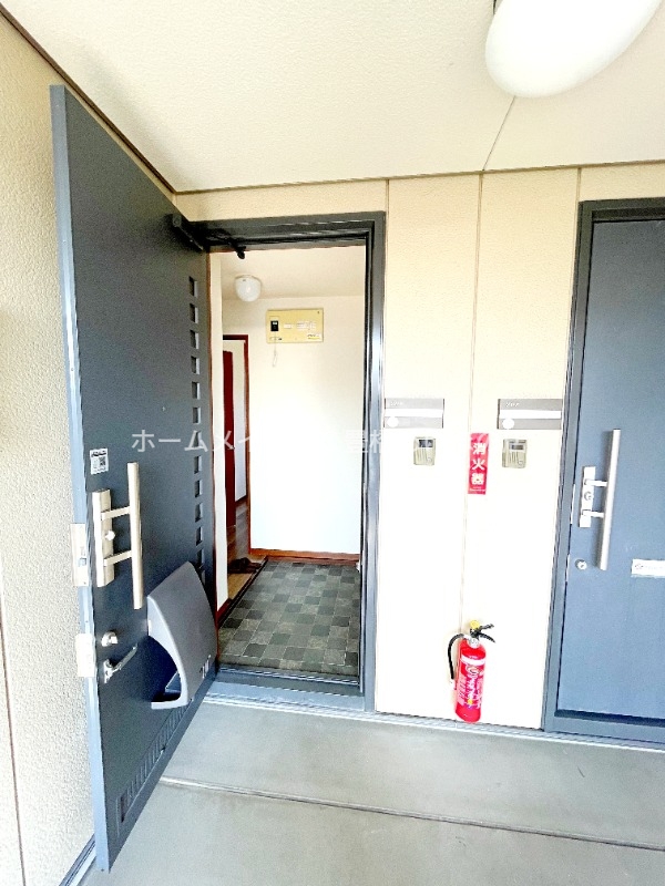 玄関　同型別部屋写真（反転）