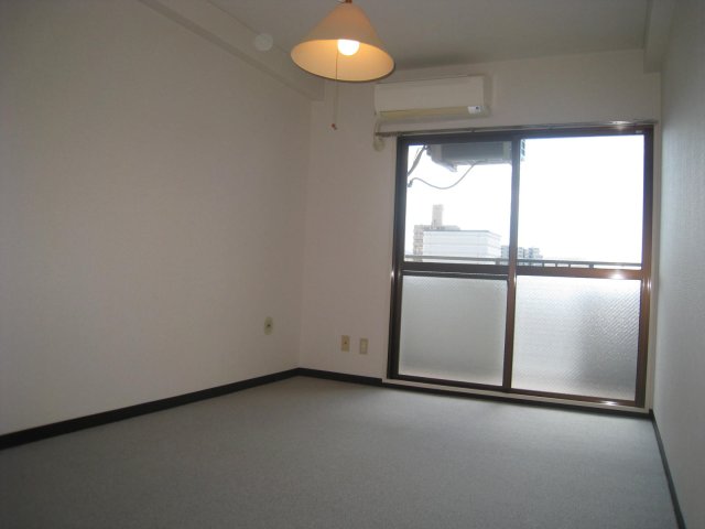 居室・リビング　同物件、別号室のものです。